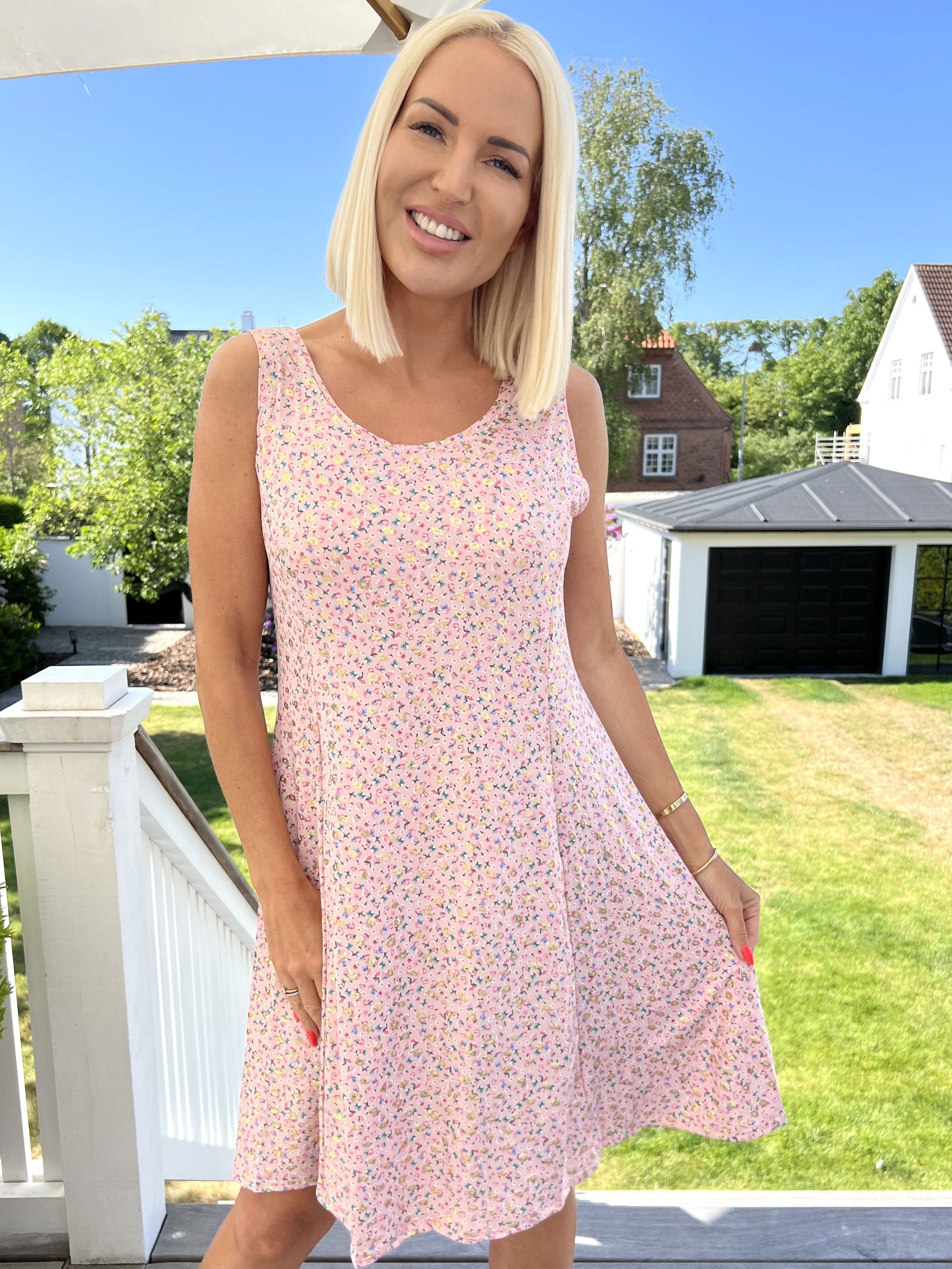 Maj Gold Flower - Söt elastisk sommarklänning med mönster